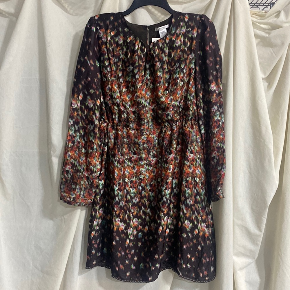 Beautiful brown pattern dress. Looks like silk but is not. NWT. Front Opening.